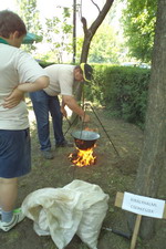 Lobog a tûz a bogrács alatt