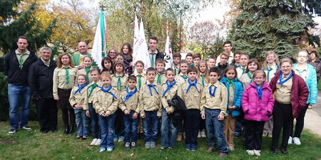 Csoportkép, immáron mindenki kendővel a nyakában