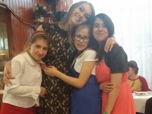 A dícséret a főszervezőnek, Lea a lányok ölelésében.