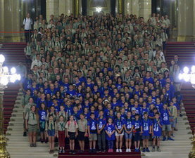 Csoportkép a Parlament lépcsőin